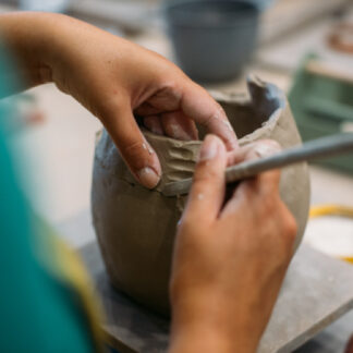 cours de modelage création d'un vase au colombin