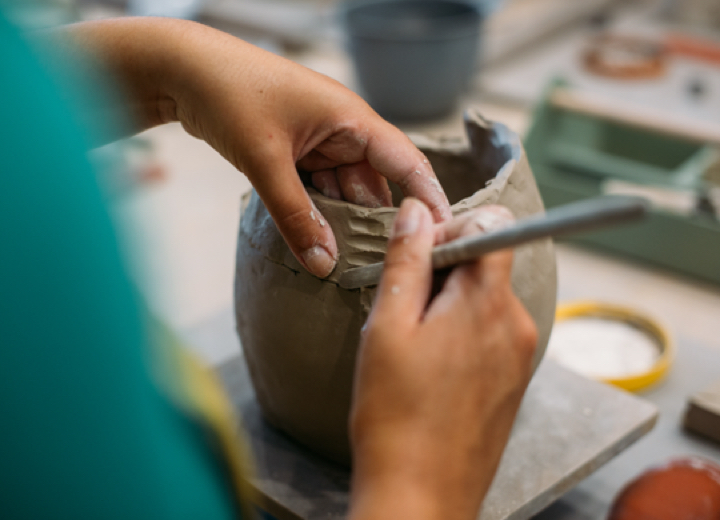 cours de modelage création d'un vase au colombin