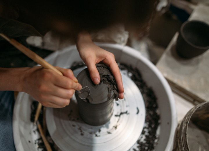 tournassage avec un tour de potier