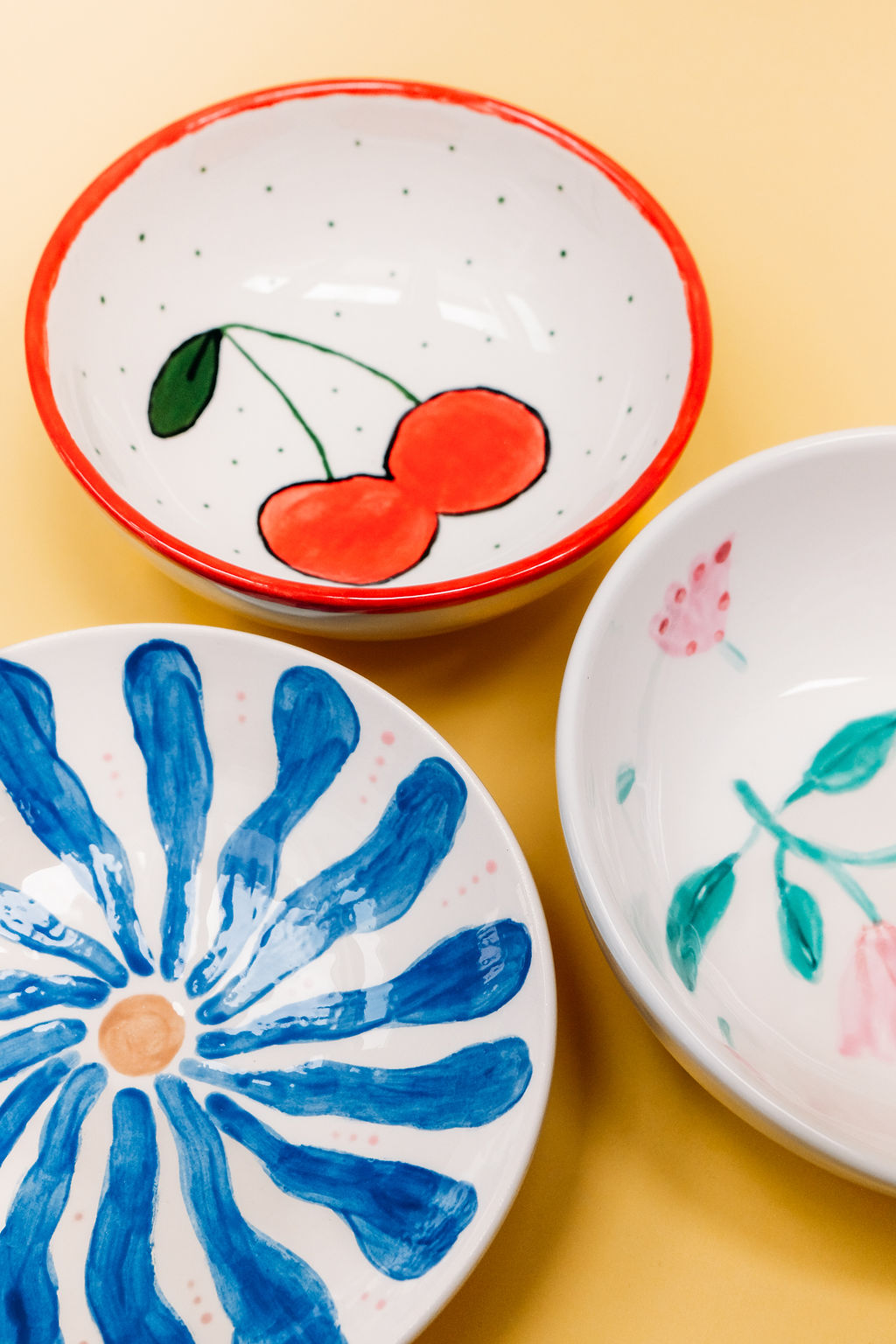 assiettes décorées pendant un atelier